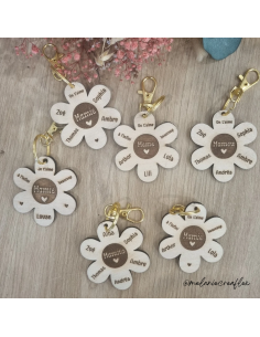 Porte-clés fleur en bois – 6 pétales personnalisées