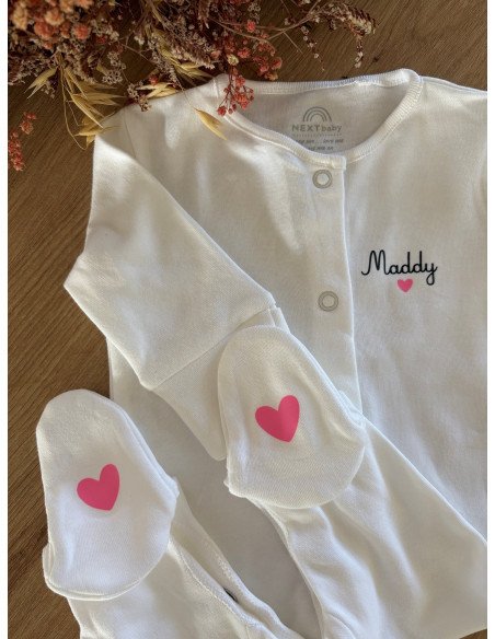 Pyjama blanc personnalisé – Prénom & petit cœur (Naissance à 3 mois)