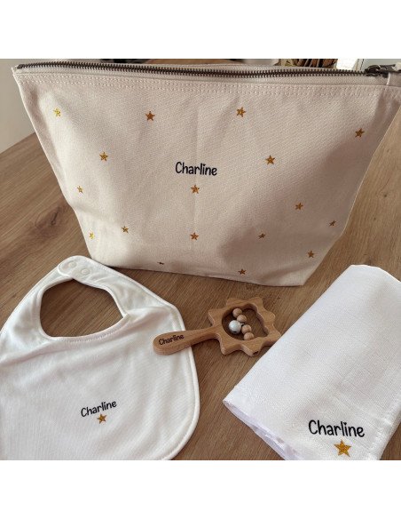 Coffret Naissance Personnalisé – Pochette, bavoir, lange et hochet en bois