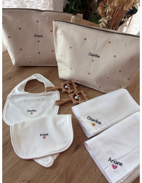 Coffret Naissance Personnalisé – Pochette, bavoir, lange et hochet en bois