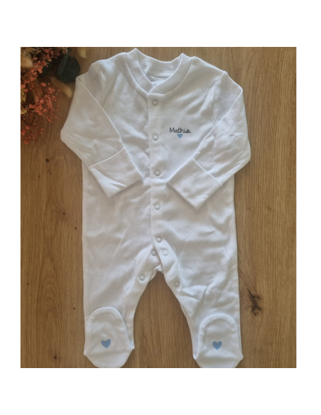 Pyjama blanc personnalisé – Prénom & petit cœur (Naissance à 3 mois)