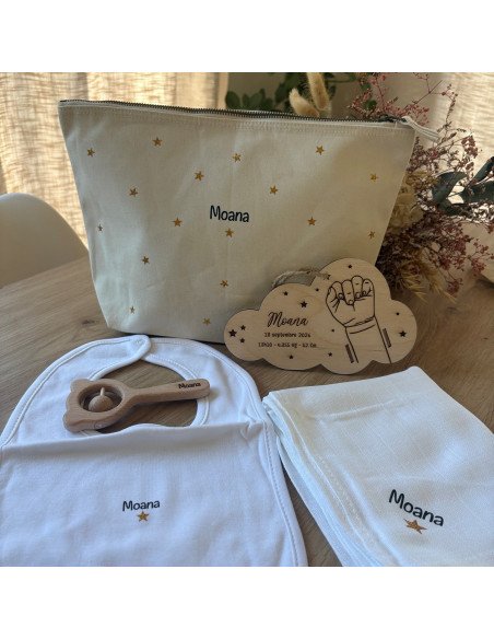 Coffret Naissance Personnalisé – Pochette, bavoir, lange, porte bracelet et hochet en bois