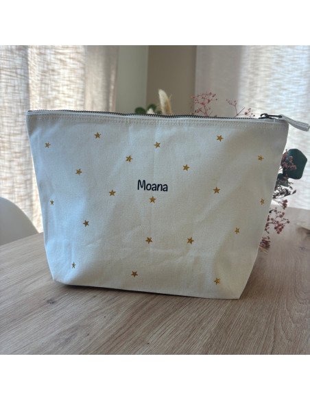 Coffret Naissance Personnalisé – Pochette, bavoir, lange, porte bracelet et hochet en bois