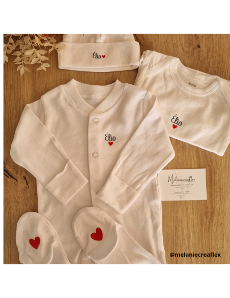 Coffret naissance 3 pièces personnalisé – Pyjama, body & bonnet (prénom et cœur)