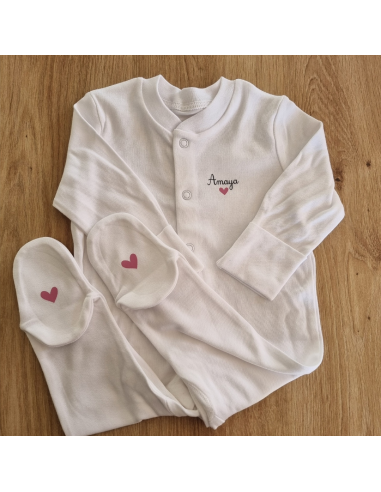 Pyjama blanc personnalisé – Prénom & petit cœur (Naissance à 3 mois)