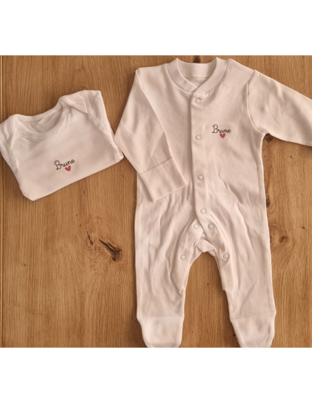 Duo pyjama / body personnalisé – Prénom en écriture scolaire & cœur coloré