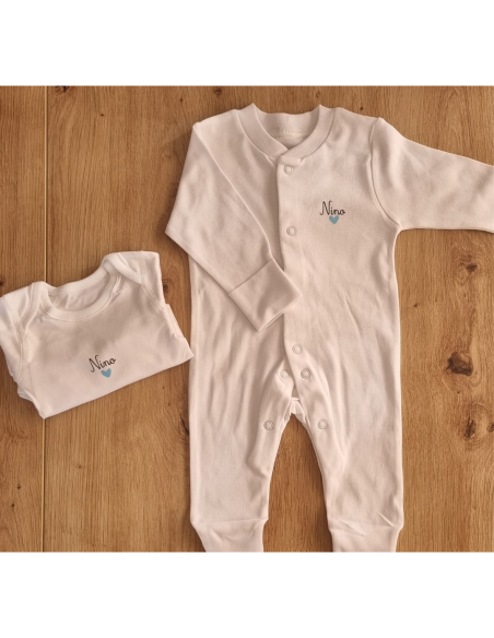 Duo pyjama / body personnalisé – Prénom en écriture scolaire & cœur coloré