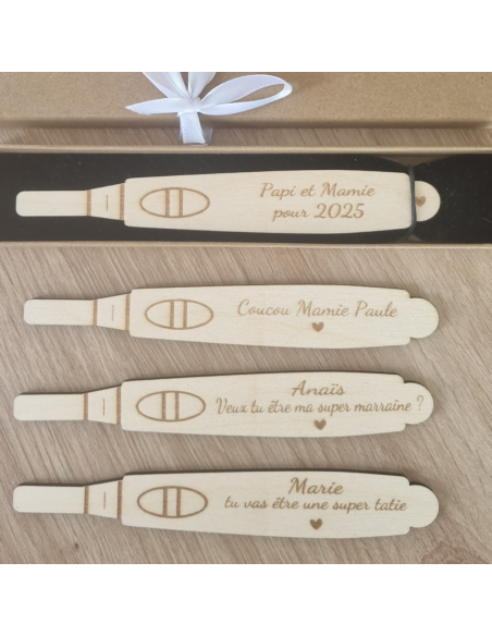 Test de grossesse en bois – Annonce personnalisée mamie, papa, marraine…