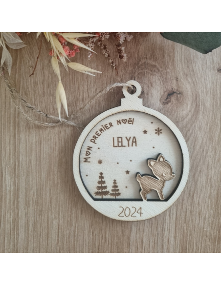Boule de Noël personnalisée en bois – Prénom + date – Motif Biche