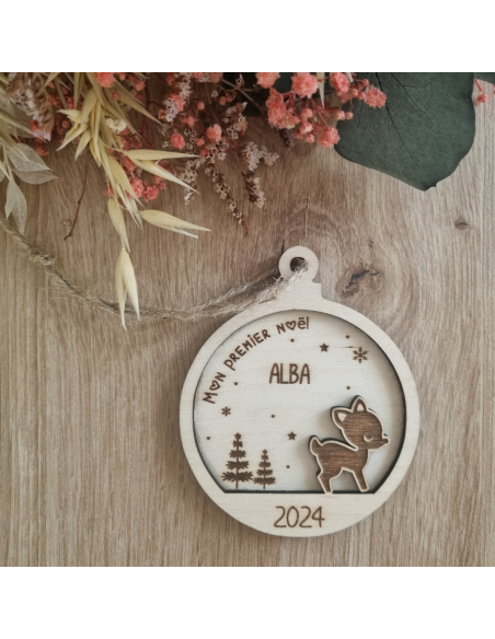 Boule de Noël personnalisée en bois – Prénom + date – Motif Biche