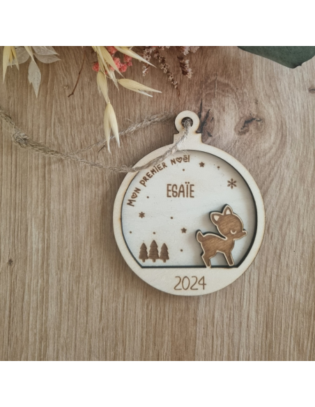 Boule de Noël personnalisée en bois – Prénom + date – Motif Biche