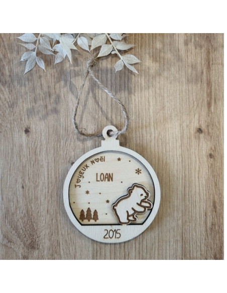 Boule de Noël personnalisée en bois – Prénom + date – Motif ourson