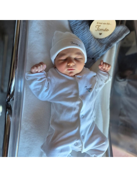 Pack naissance personnalisé – Pyjama, bavoir,  bonnet et plaque en bois (4 pièces)