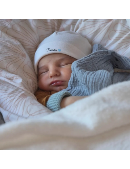 Pack naissance personnalisé – Pyjama, bavoir,  bonnet et plaque en bois (4 pièces)