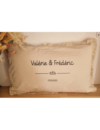 Coussin mariage personnalisé – Prénoms & date avec alliances (30x50 cm)