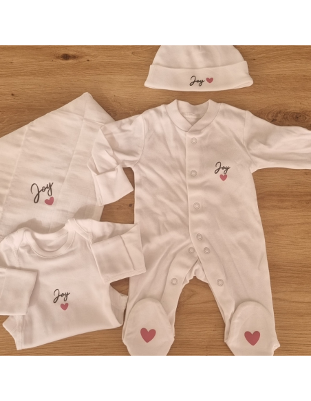Pack naissance personnalisé – Pyjama, body, lange & bonnet (prénom et logo)