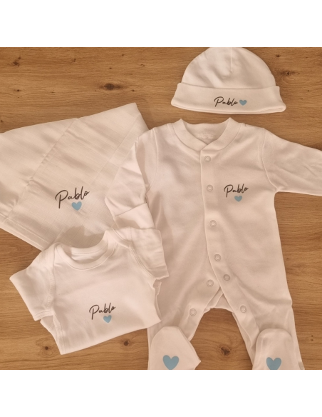Pack naissance personnalisé – Pyjama, body, lange & bonnet (prénom et logo)