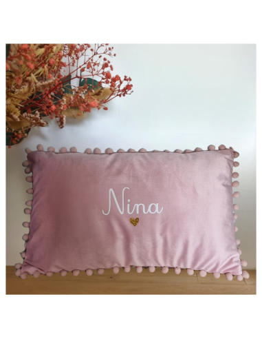 Coussin rose à pompons – Prénom & cœur couleur au choix