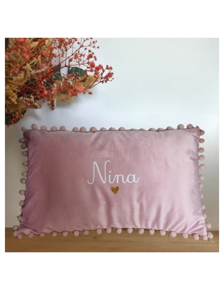 Coussin rose à pompons – Prénom & cœur couleur au choix