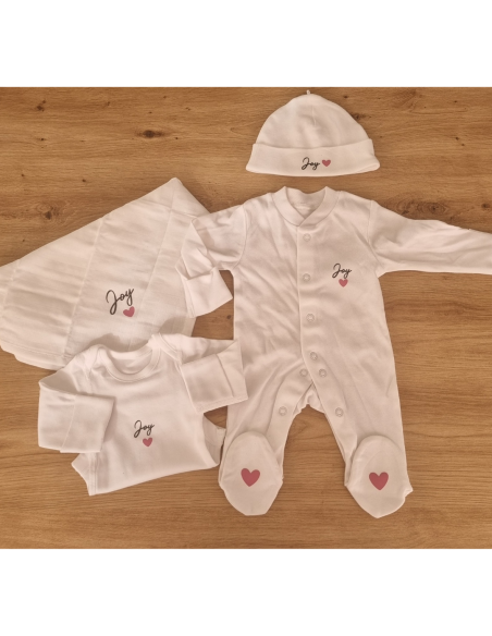 Pack naissance personnalisé – Pyjama, body, lange & bonnet (prénom et logo)