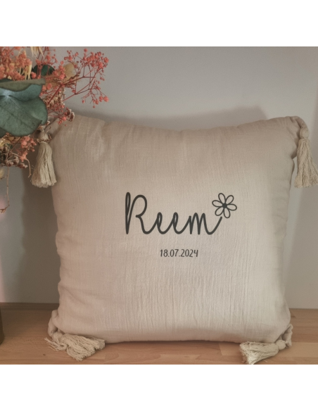 Coussin  personnalisé – Prénom, date de naissance logo marguerite(40x40 cm – 4 coloris)