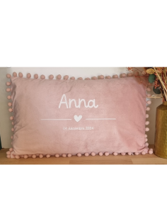 Coussin rose à pompons – Prénom & date de naissance