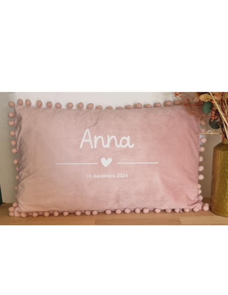 Coussin rose à pompons – Prénom & date de naissance
