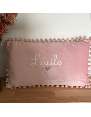 Coussin rose à pompons – Prénom & cœur couleur...