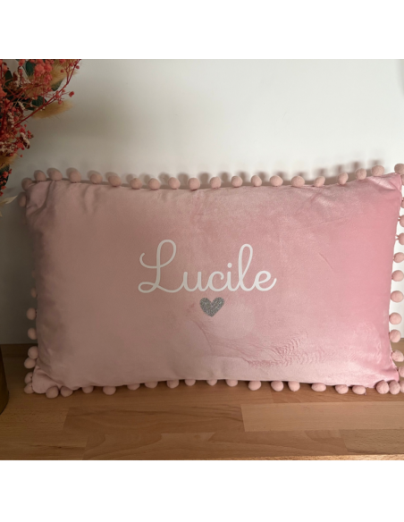 Coussin rose à pompons – Prénom & cœur couleur au choix