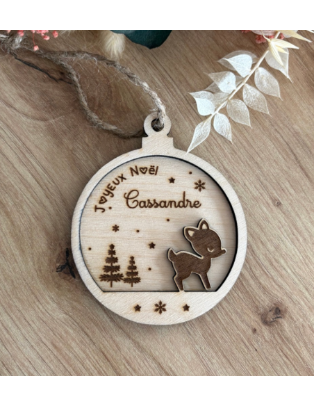 Boule de Noël personnalisée en bois – Prénom + date – Motif Biche