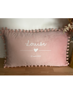 Coussin rose à pompons – Prénom & date de naissance