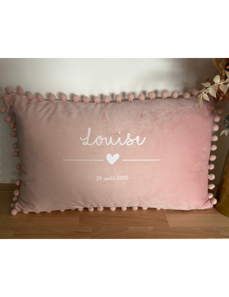 Coussin rose à pompons – Prénom & date de naissance