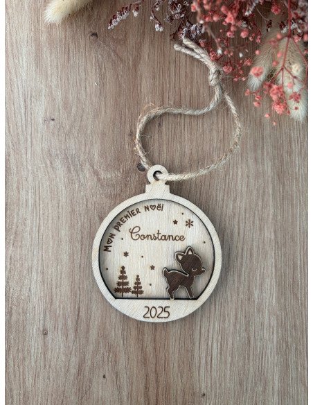 Boule de Noël personnalisée en bois – Prénom + date – Motif Biche